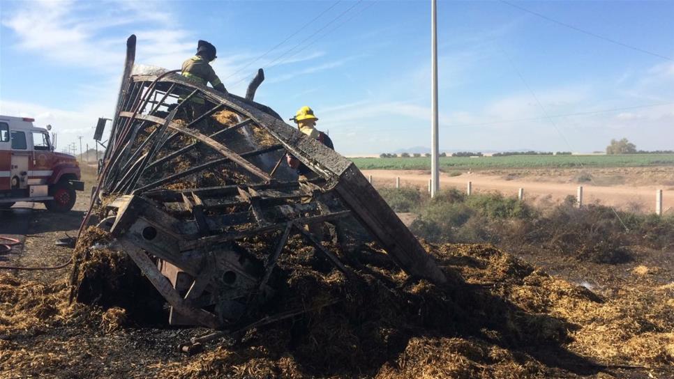 Se incendia camión cargado con paja