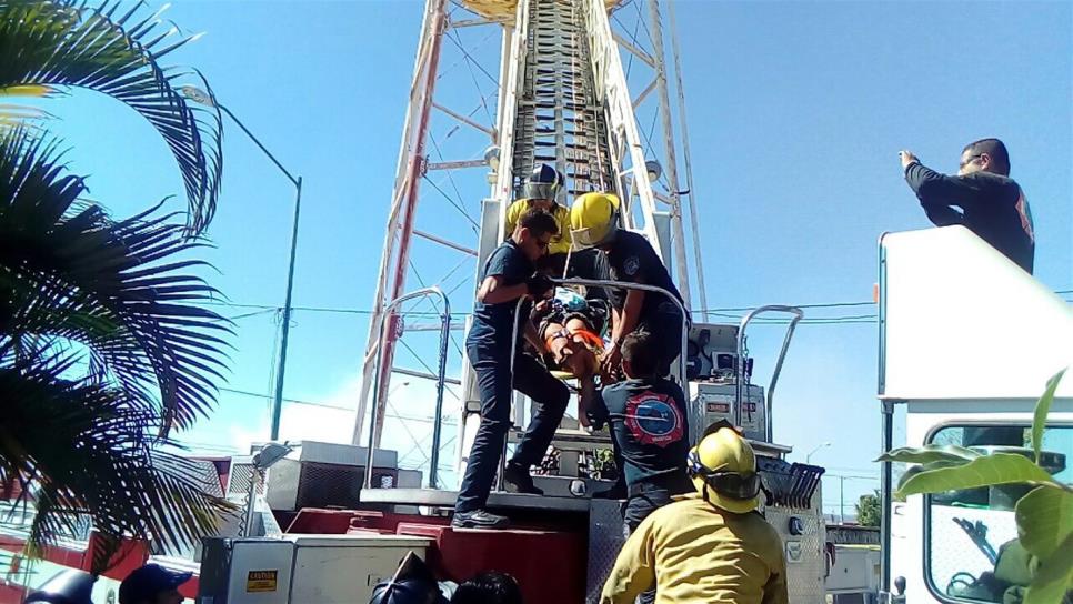 Rescatan a mujer que intentaba suicidarse Rescatan a mujer que intentaba suicidarse