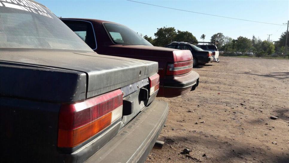 En casa de herrero, cuchillo de palo, autos de policías sin placas