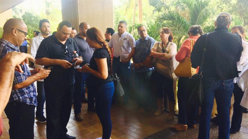 Protestan peritos en Palacio de Gobierno; exigen aumento salarial