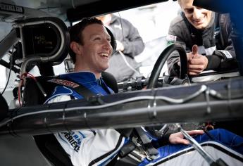 Mark Zuckerberg se convierte en piloto de Nascar