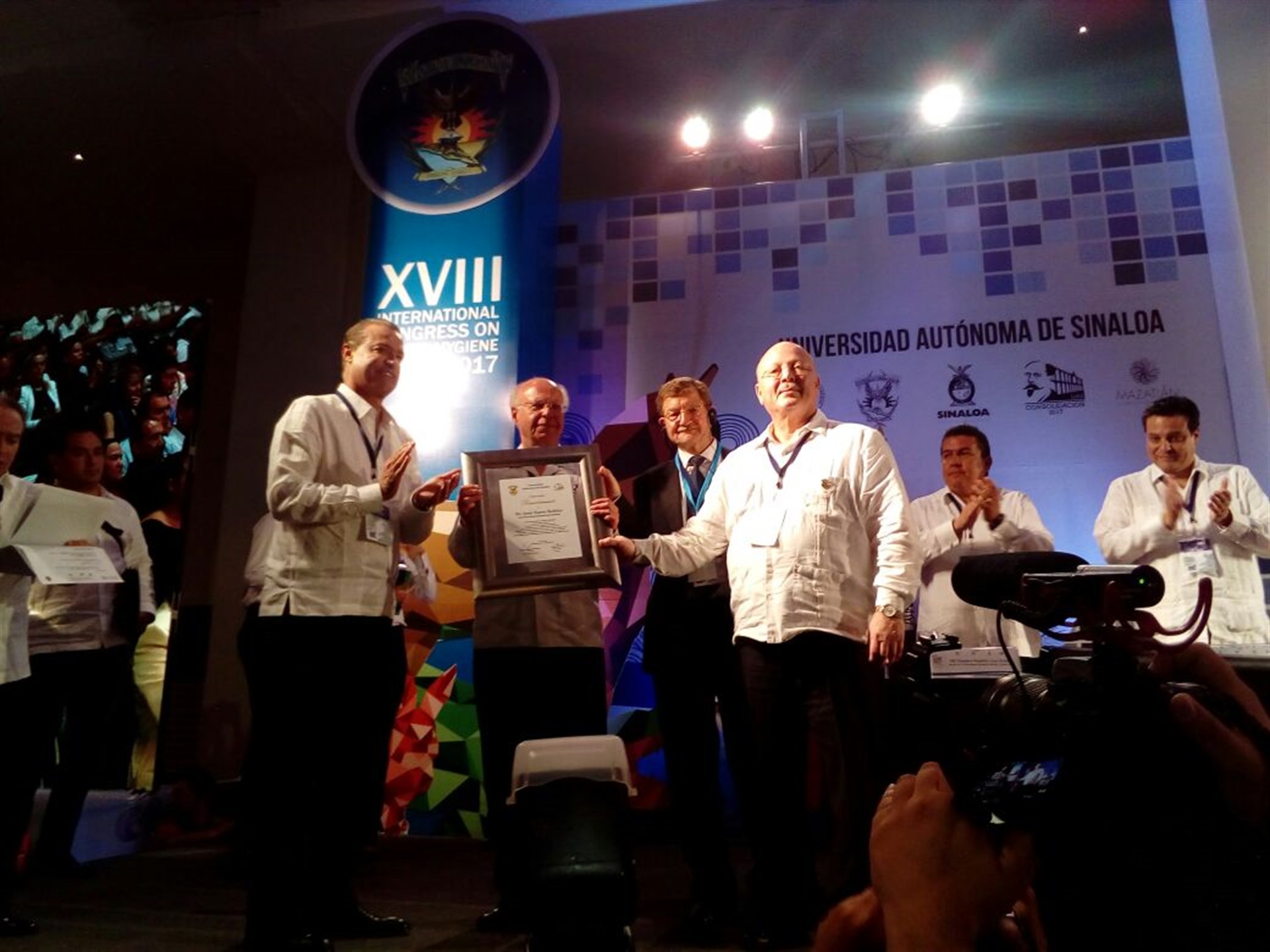 Debemos estar comprometidos con la salud y transparencia: Narro