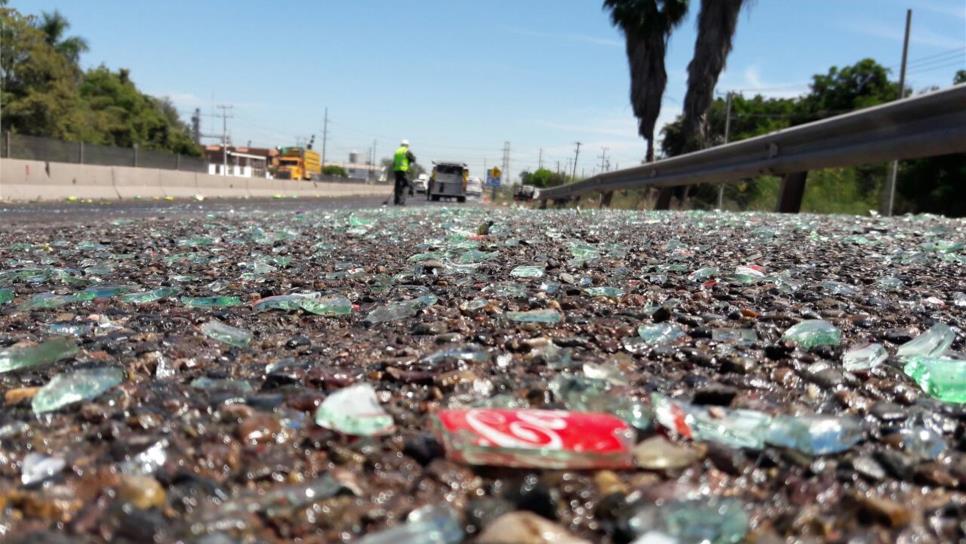 Camión de empresa refresquera pierde carga en la México 15