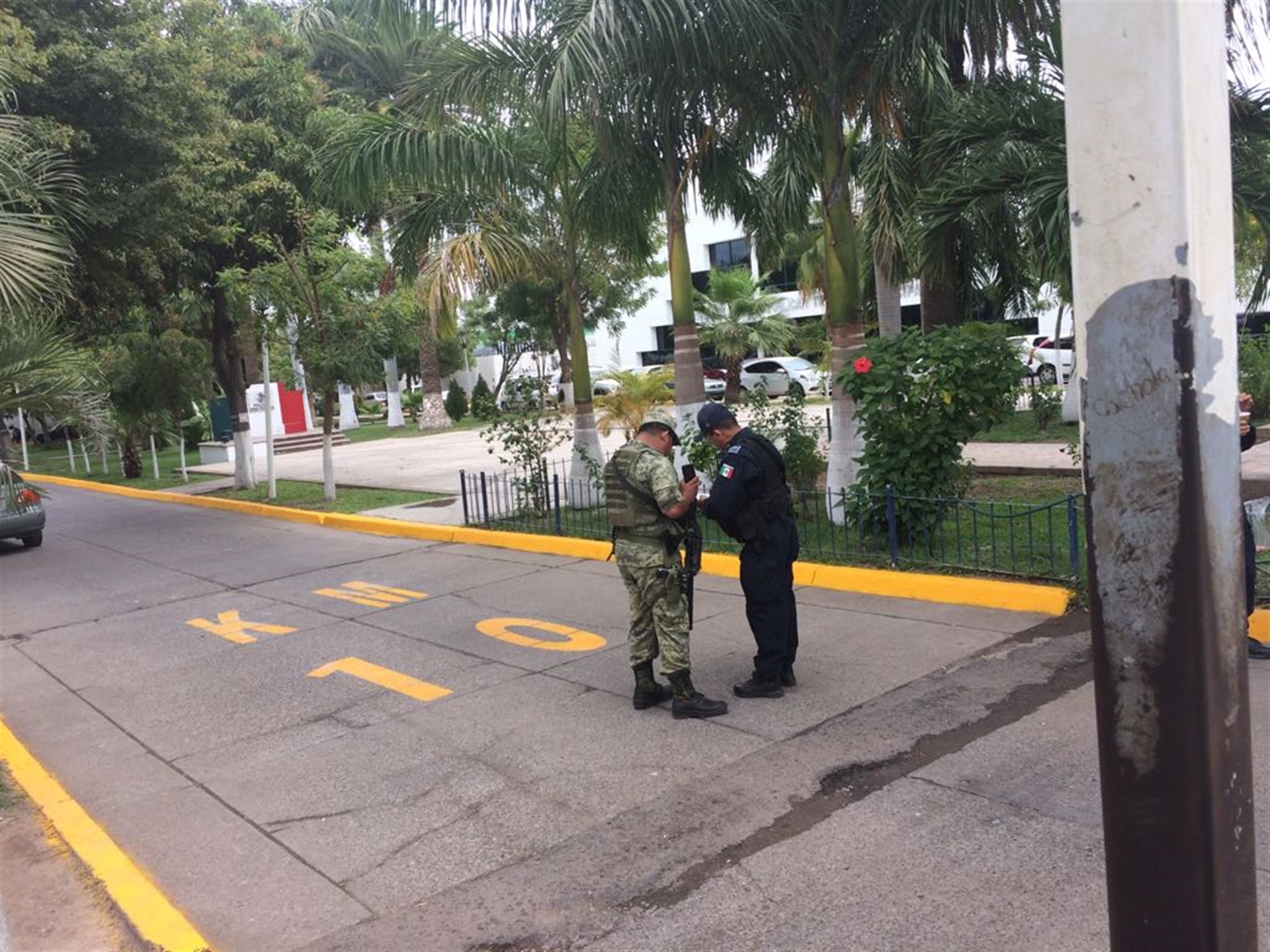 Alto mando militar visita la Municipal ante muerte de policías