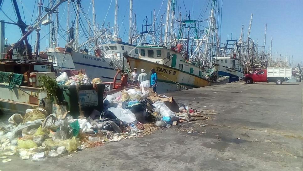 Exigen que muelle pesquero no sea un basurón y cementerio de barcos