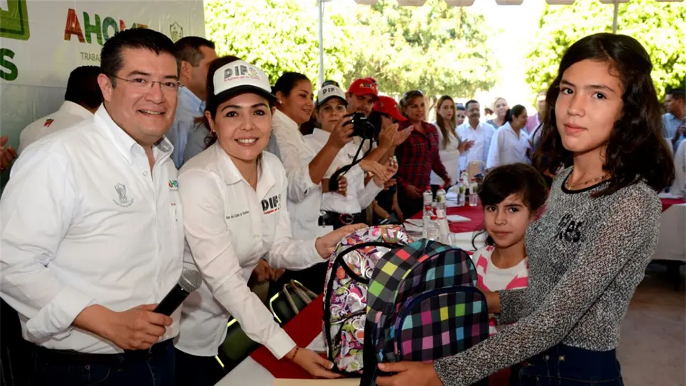 Apoyan a niños de la Ferrocarrilera con actas de nacimiento y becas