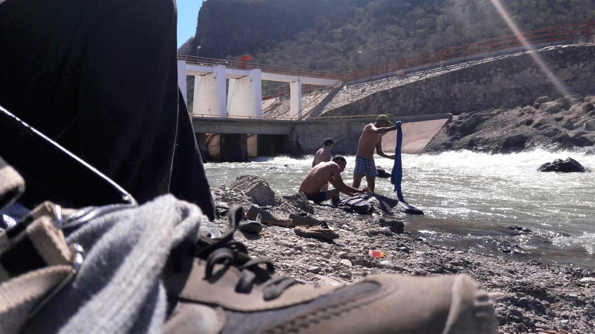 Los migrantes aprovecharon para asearse en el Río Fuerte. FOTO: Ernesto Torres.