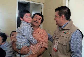 El pequeño Édgar recibe las llaves de su nueva casa