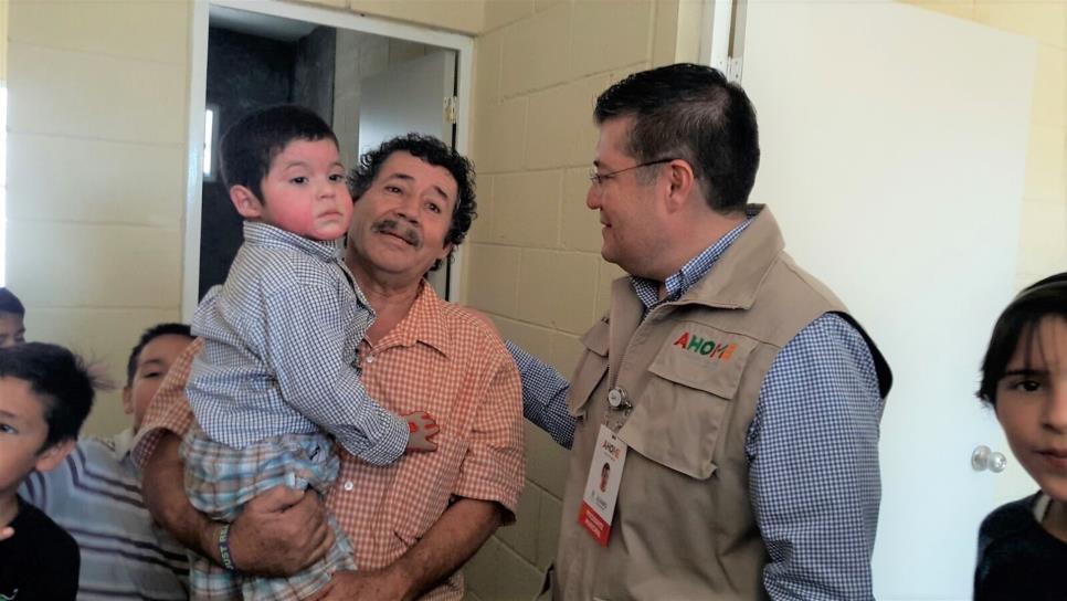 El pequeño Édgar recibe las llaves de su nueva casa