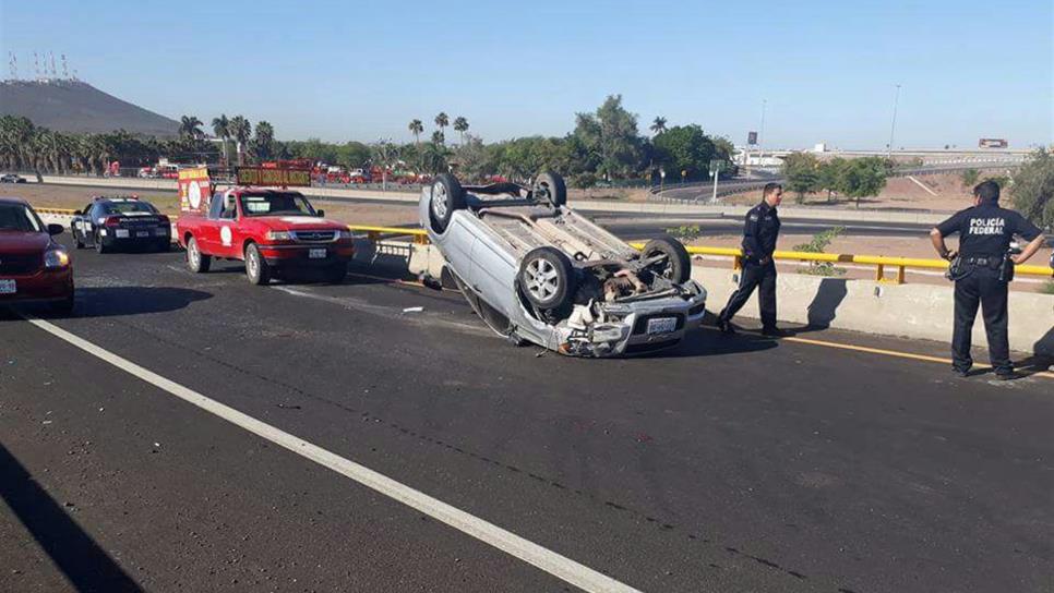 Mujer vuelca al subir el puente de El Trébol