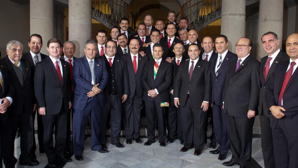De 19 gobernadores en foto con Peña en 2012, 10 enfrentan cargo o están bajo sospecha
