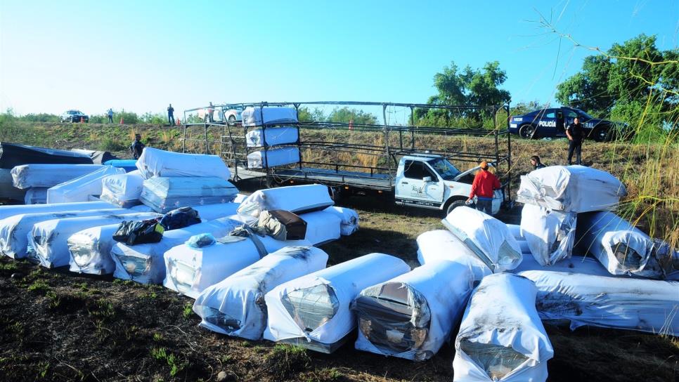 Se accidenta camioneta con ataúdes; iba a Los Mochis