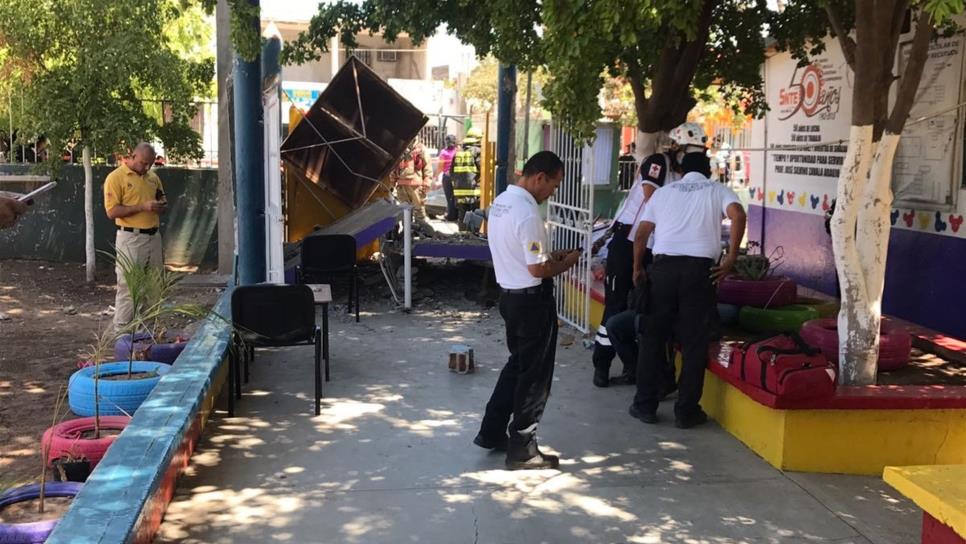 Se desploma marquesina en Jardín de niños; hay un herido