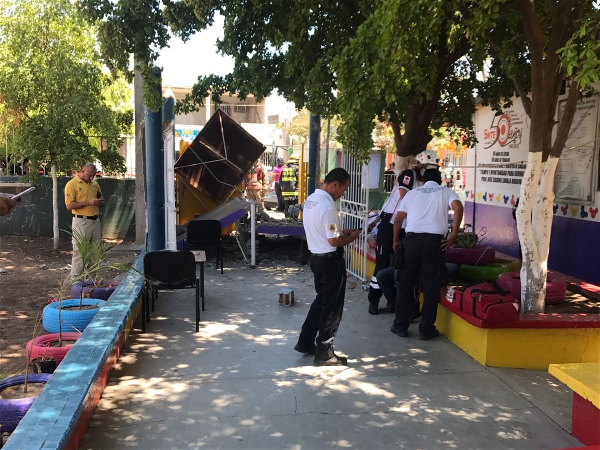 Se desploma marquesina en Jardín de niños; hay un herido