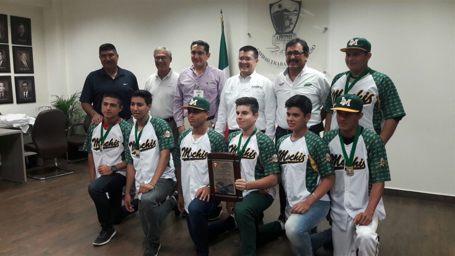 Alcalde felicita a Campeones Nacionales de Beisbol sub 15-16