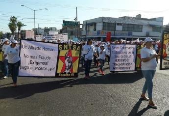 Exigen en desfile que Echeverría regrese 80 mdp a empleados del HG