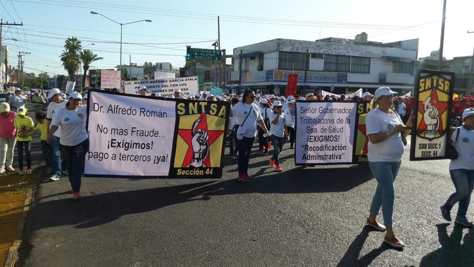 Exigen en desfile que Echeverría regrese 80 mdp a empleados del HG