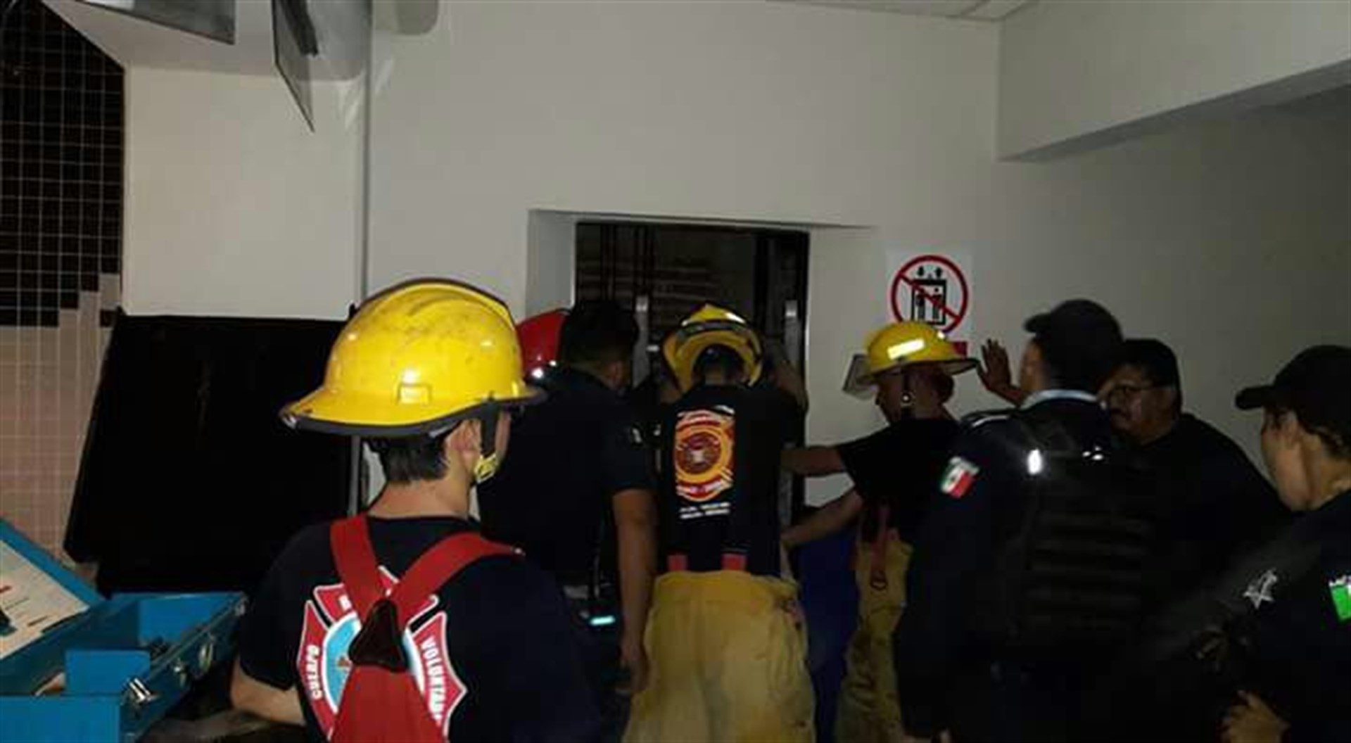 Rescatan a 8 personas atrapadas en elevador
