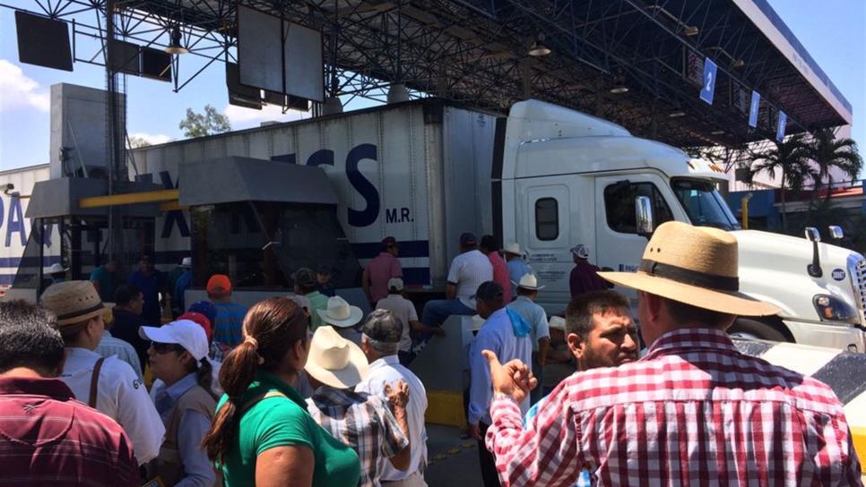 Productores agrícolas toman la caseta de Costa Rica