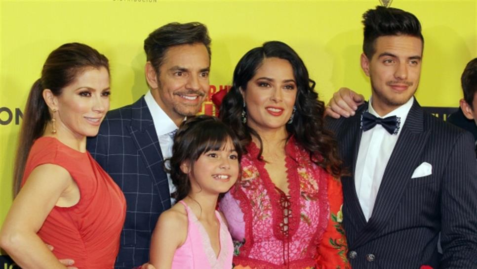 Reciben a Salma Hayek y Eugenio Derbez con aplausos
