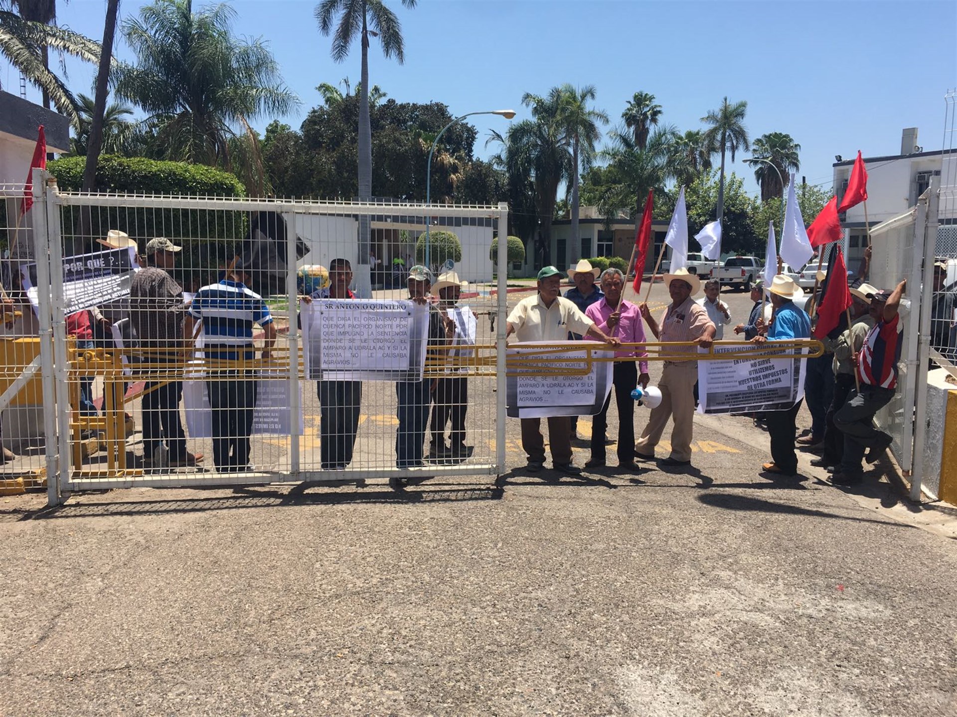 Se manifiestan pobladores Tres Garantías en Conagua