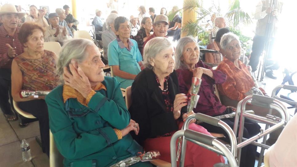 Alcalde celebra Día de las Madres en asilo Santa Rosa