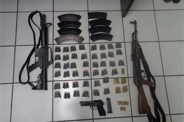Aseguran Policía Militar y Estatal vehículo y armas en El Bledal, Navolato
