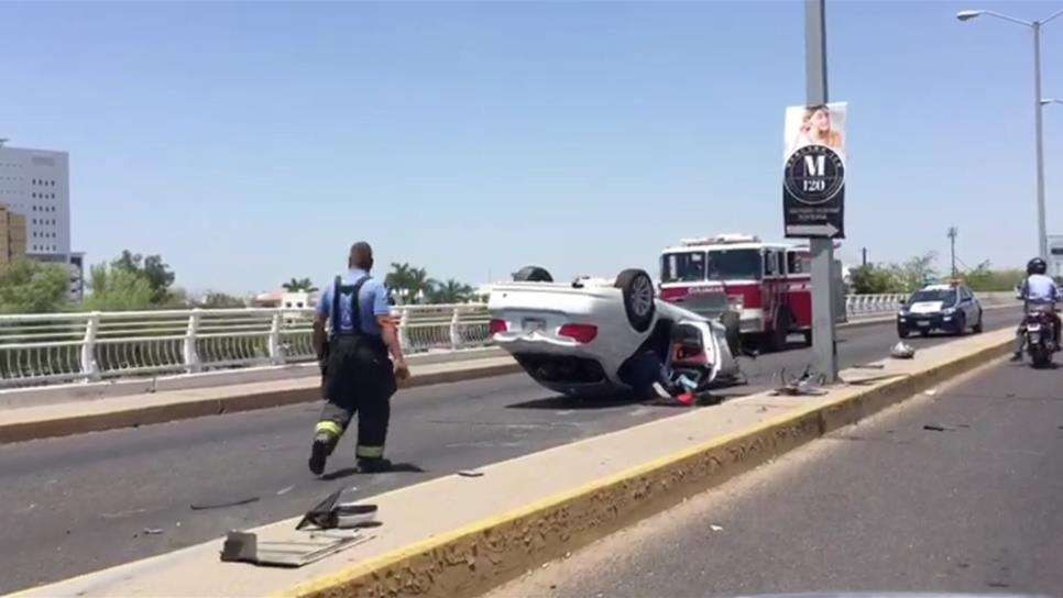 Vuelca vehículo sobre el puente de la Josefa Ortiz