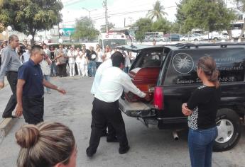 Dan el último adiós al doctor Camacho en el ISSSTE