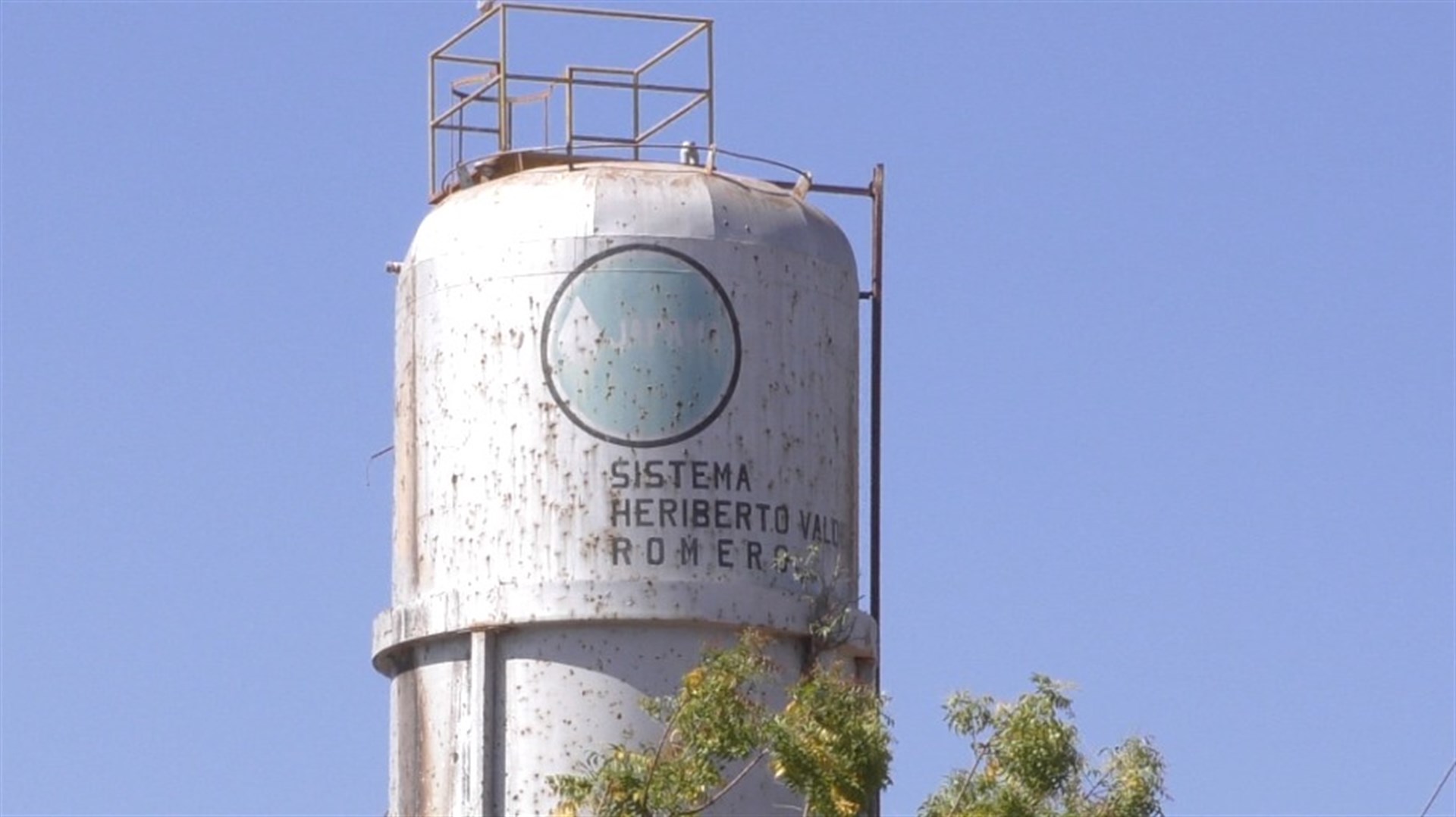En El Guayabo viven entre enfermedades y peste por falta de drenaje