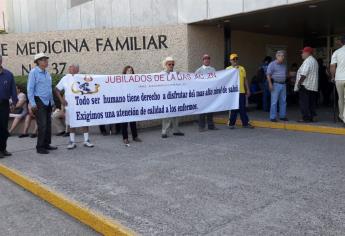 Jubilados de la UAS se manifiestan en el IMSS