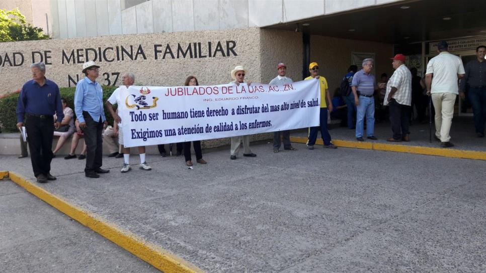 Jubilados de la UAS se manifiestan en el IMSS