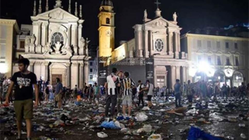 Heridos 300 aficionados de Juventus tras estampida en Turín