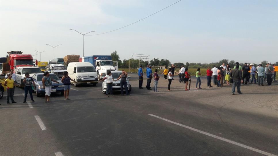Madres de familia bloquean la México 15 en Gabriel Leyva Madres de familia bloquean la México 15 en Gabriel Leyva