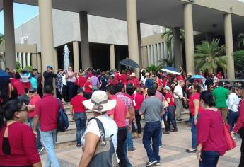 Irrumpen maestros en el Congreso del Estado