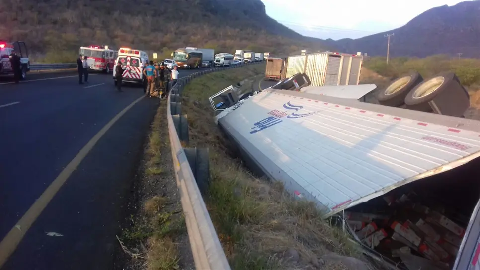 Vuelca tráiler cargado de carne de puerco en los cerros de Barobampo