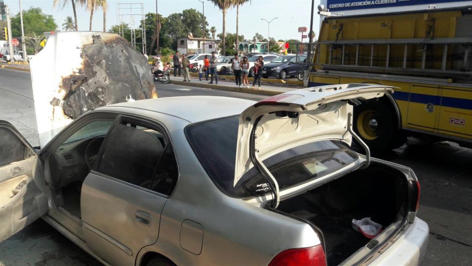 Se incendia un vehículo en pleno bulevar Centenario