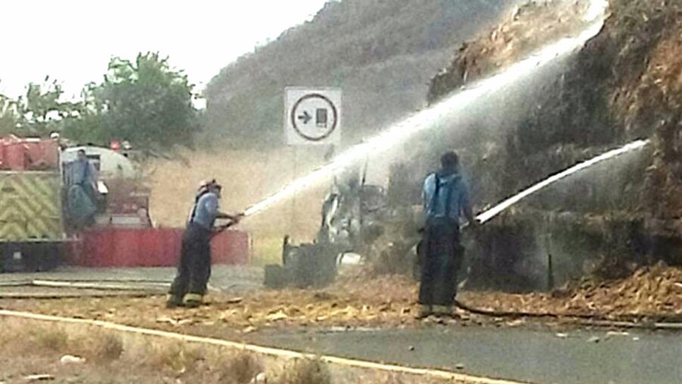 Se incendia tráiler cargado con pastura en Elota