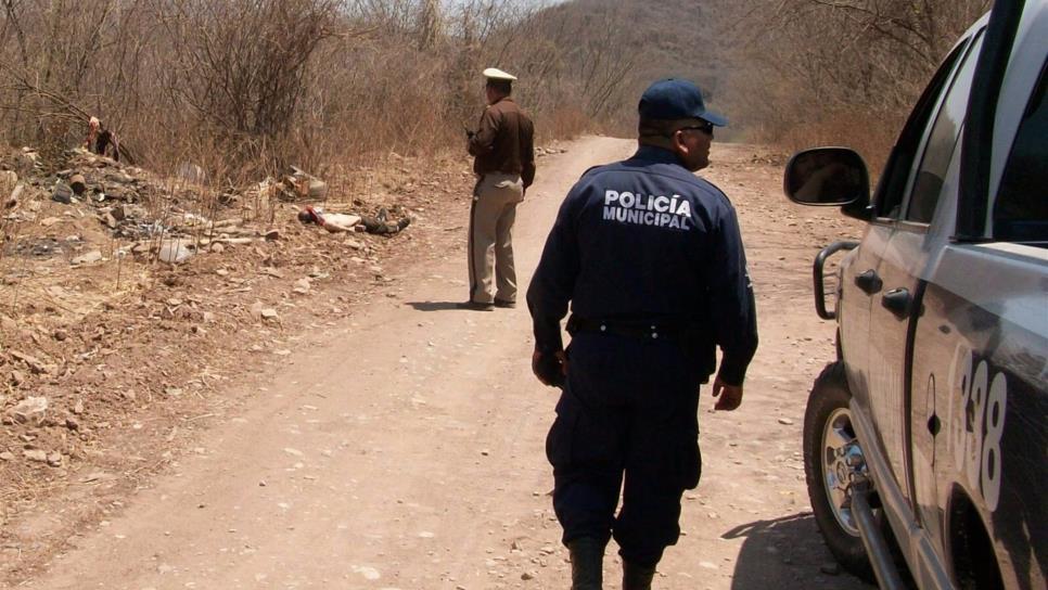 Cae camioneta a barranco, un muerto y 9 lesionados