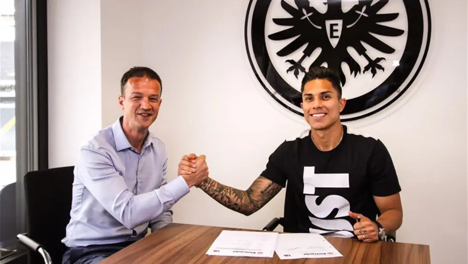 Carlos Salcedo firma con el Eintracht Frankfurt