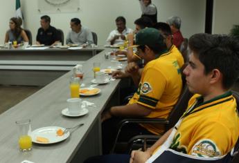 Reconocen a deportistas de Ahome que acudirán a mundiales