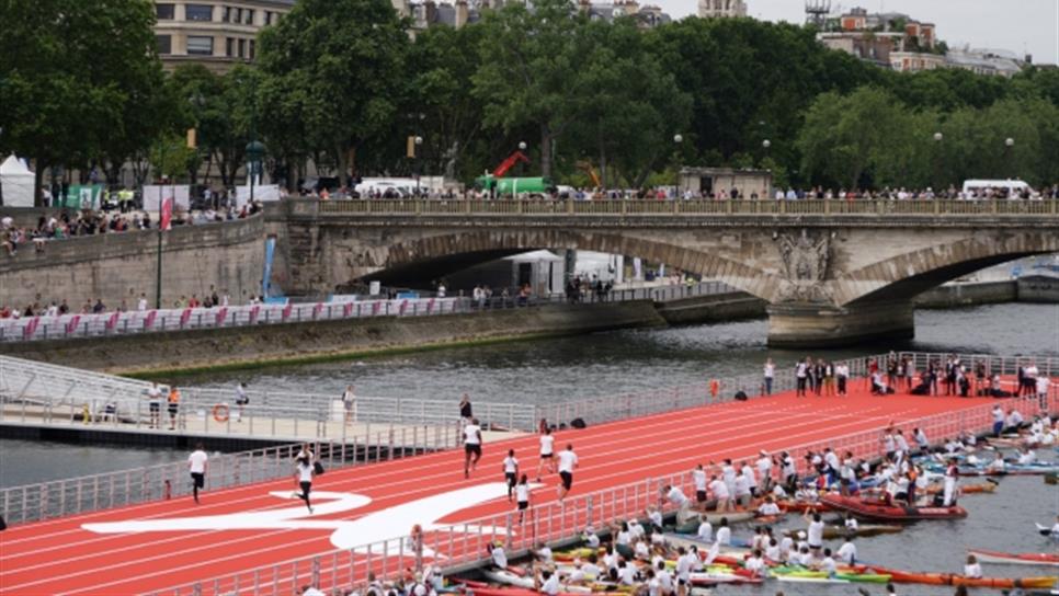 París instala pista de atletismo flotante en río Sena