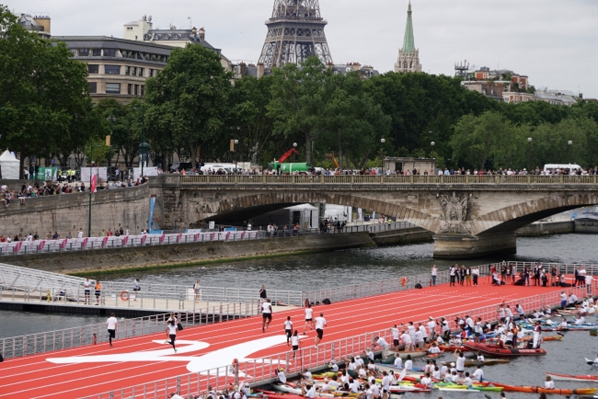 París instala pista de atletismo flotante en río Sena
