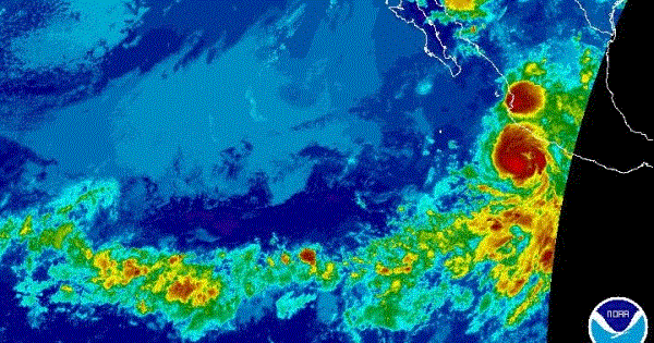 Dora se convierte en huracán frente a costas de Jalisco y Colima