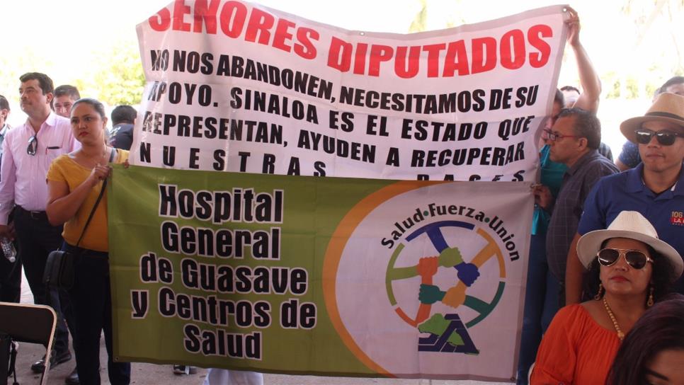 Protestan médicos en evento del gobernador