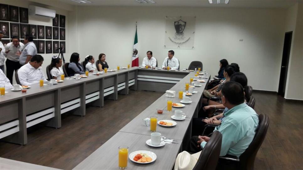 Recibe Alcalde de Ahome a alumnos de excelencia