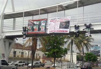 Exhiben mantas y piñatas de ratas en el Congreso