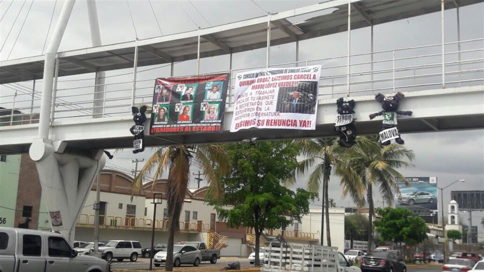Exhiben mantas y piñatas de ratas en el Congreso Exhiben mantas y piñatas de ratas en el Congreso