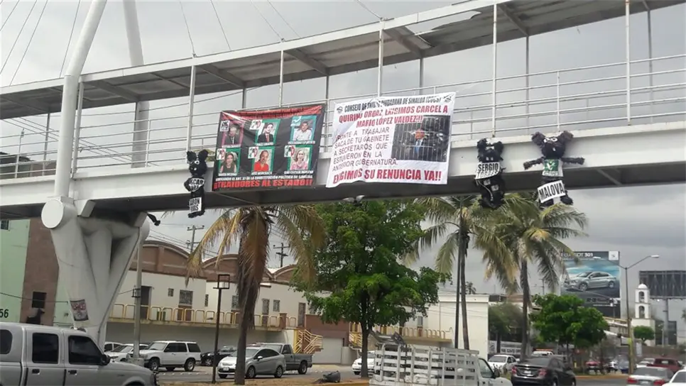 Exhiben mantas y piñatas de ratas en el Congreso