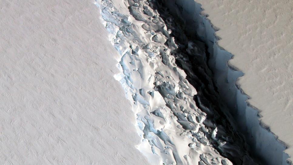 Se desprende un bloque gigante de hielo en la Antártida